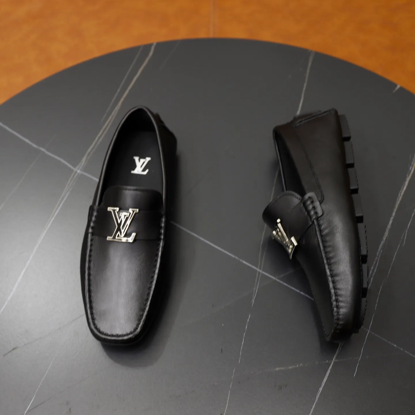 Ex-factory price: 480💰【LV】Louis Vuitton ⚠️High-end men’s driving and pedal series ⚠️38-44 (customized for 45) ⚠️All original cowhide leather! Thick and soft! Made entirely of calfskin lining! Rubber sheet anti-slip beanie sole! Three-dimensional package technology! Fashionable and classic! Handicrafts! Original high quality! Feel free to compare!
